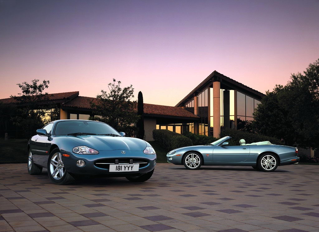 Jaguar XK 2002 002.jpg